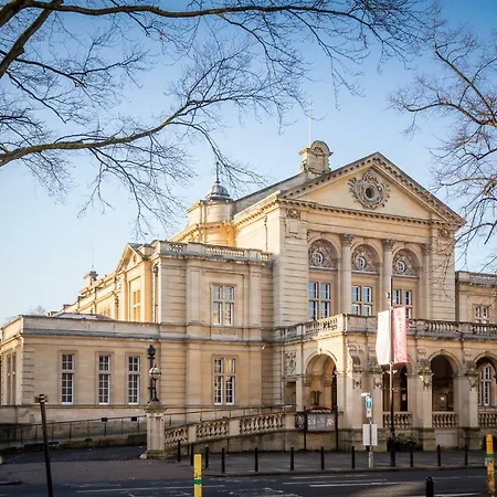 Elliot Oliver - Luxury Three Bedroom Town Centre Apartment With Parking Cheltenham Extérieur photo