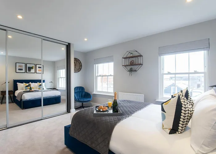 Elliot Oliver - Luxury Three Bedroom Town Centre Apartment With Parking
